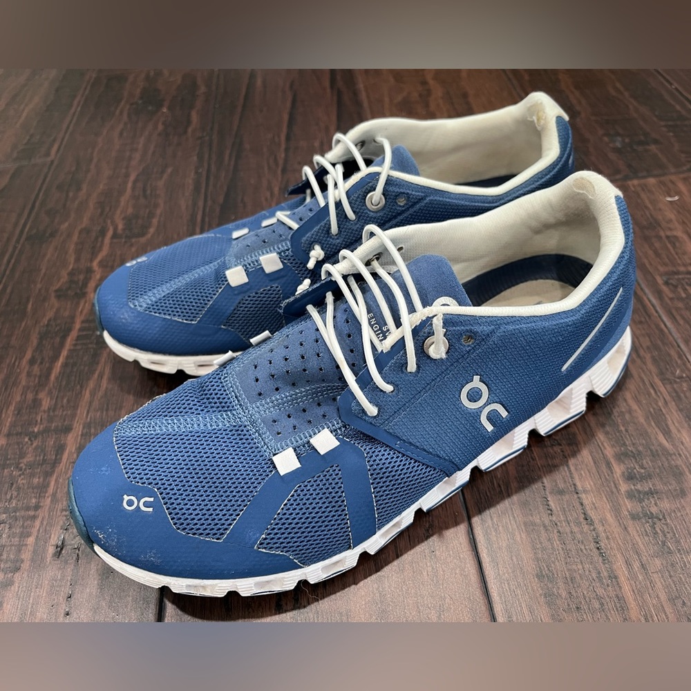 Womens On Cloud shoes. 8.5